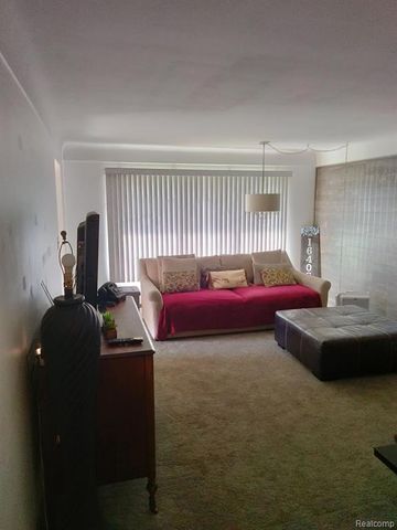 16405 W Collinson Avenue, Eastpointe, MI 48021