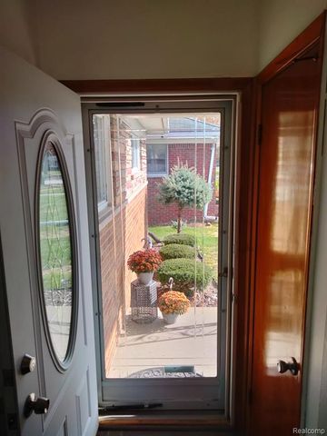 16405 W Collinson Avenue, Eastpointe, MI 48021