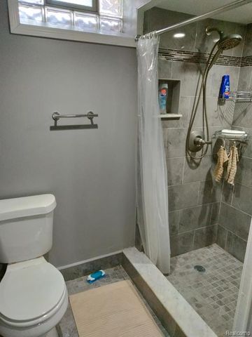 16405 W Collinson Avenue, Eastpointe, MI 48021