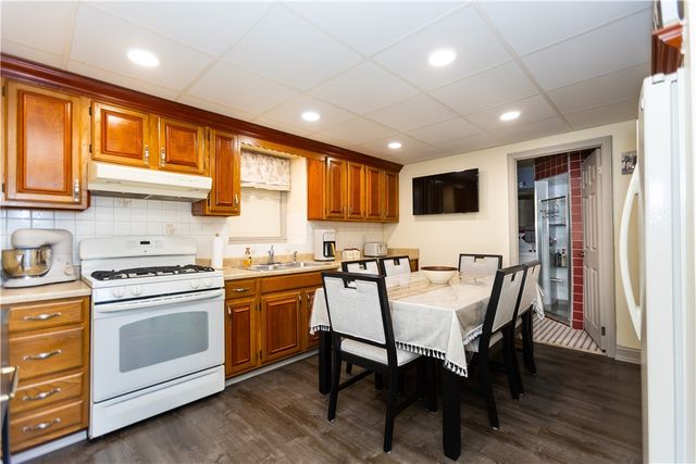 25 Ardway Avenue, Warwick, RI 02889