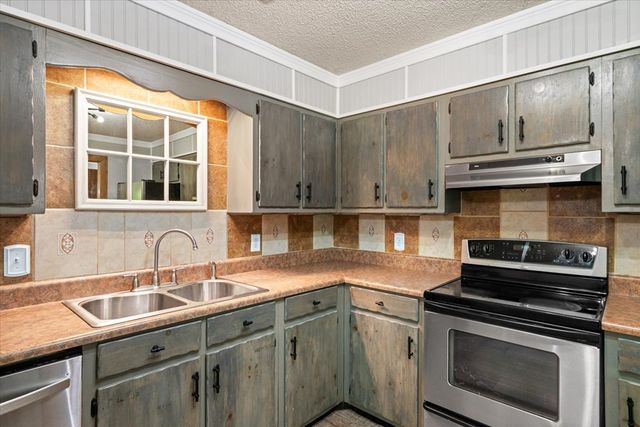 604 Pine Oaks Drive, Tunnel Hill, GA 30755