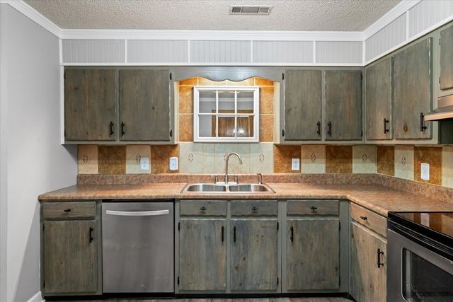 604 Pine Oaks Drive, Tunnel Hill, GA 30755
