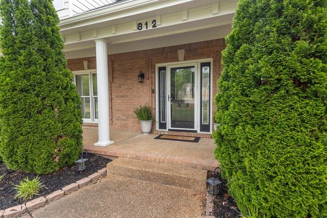812 PLANTERS RIDGE DR, Collierville, TN 38017