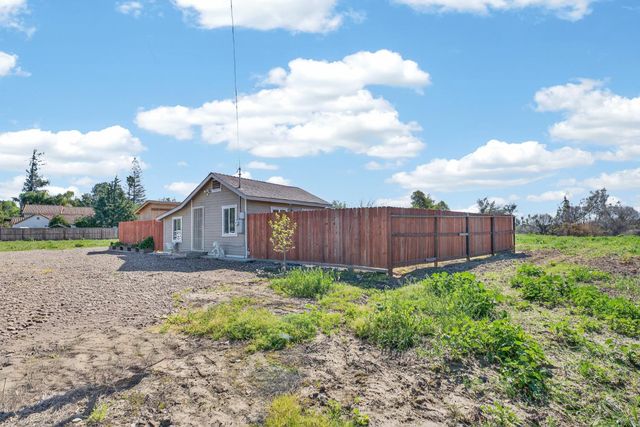 2504 Paradise Rd, Modesto, CA 95358