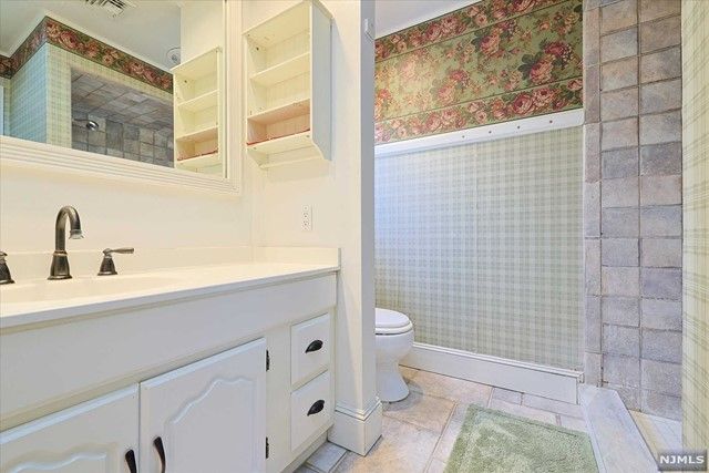 56 Ronald Court, Ramsey, NJ 07446