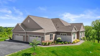 N28W25172 Parkway Ridge CIRCLE #B, Pewaukee, WI 53072
