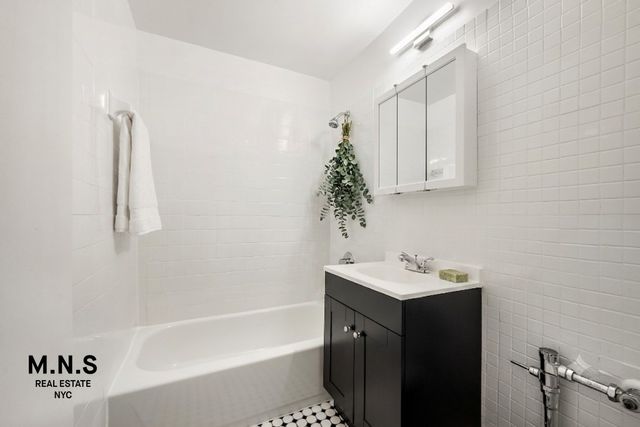 3090 Voorhies Ave Apt 2L, New York City, NY 11235