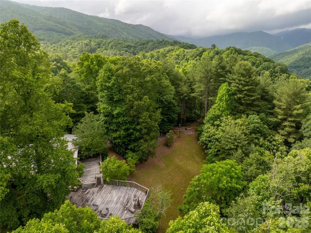 2736 White Oak Flats Road, Green Mountain, NC 28740