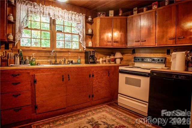 2736 White Oak Flats Road, Green Mountain, NC 28740