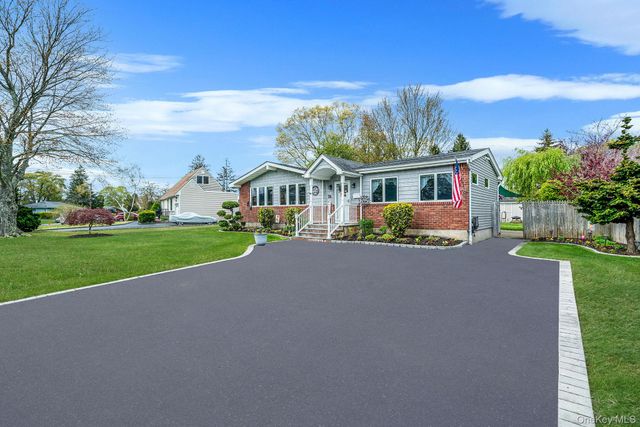 26 Bartley Lane, West Sayville, NY 11796