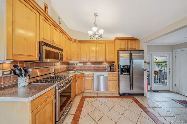 26 Bartley Lane, West Sayville, NY 11796