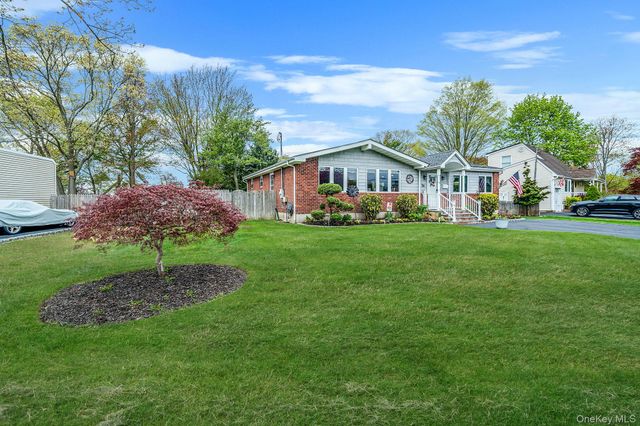 26 Bartley Lane, West Sayville, NY 11796