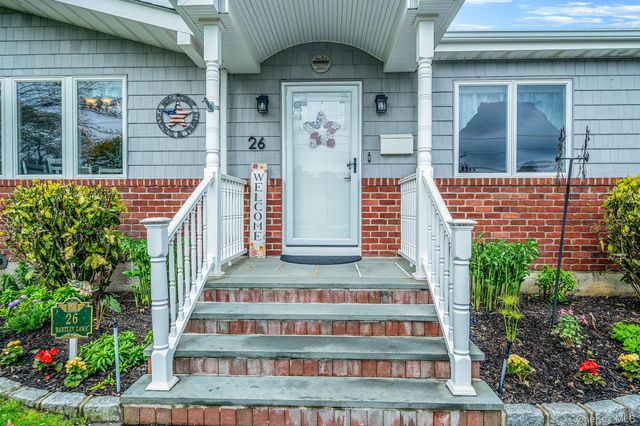 26 Bartley Lane, West Sayville, NY 11796