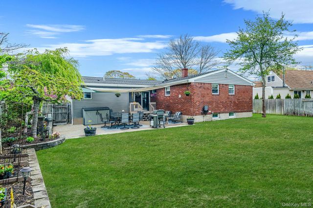 26 Bartley Lane, West Sayville, NY 11796