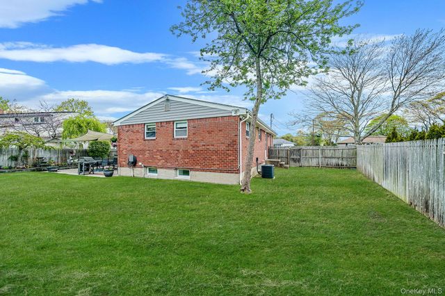 26 Bartley Lane, West Sayville, NY 11796