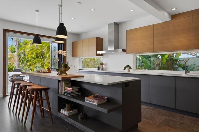 541 S WASHINGTON DRIVE, Sarasota, FL 34236