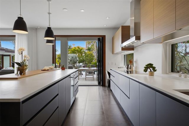 541 S WASHINGTON DRIVE, Sarasota, FL 34236