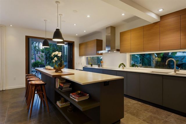 541 S WASHINGTON DRIVE, Sarasota, FL 34236