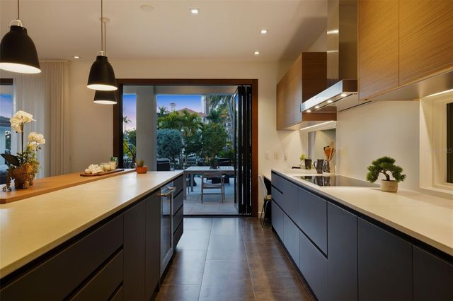 541 S WASHINGTON DRIVE, Sarasota, FL 34236