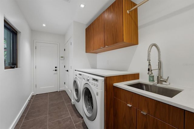 541 S WASHINGTON DRIVE, Sarasota, FL 34236