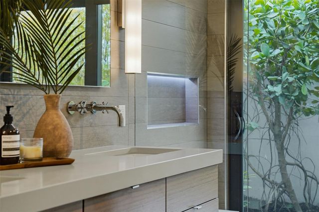 541 S WASHINGTON DRIVE, Sarasota, FL 34236