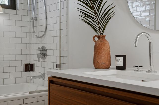 541 S WASHINGTON DRIVE, Sarasota, FL 34236