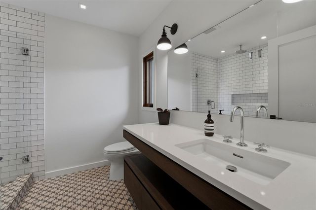 541 S WASHINGTON DRIVE, Sarasota, FL 34236