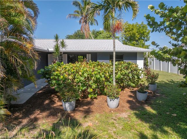 208 NE 9th AVE, Cape Coral, FL 33909