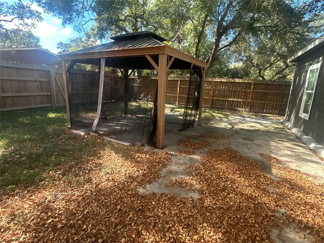 104 Mesquite Street, Louise, TX 77455