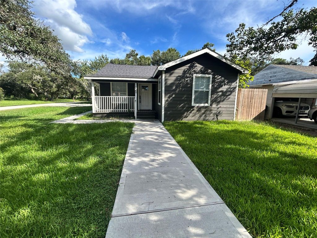 104 Mesquite Street, Louise, TX 77455