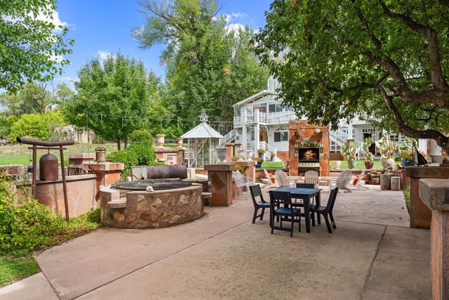 939 Kit Carson Road, Taos, NM 87571