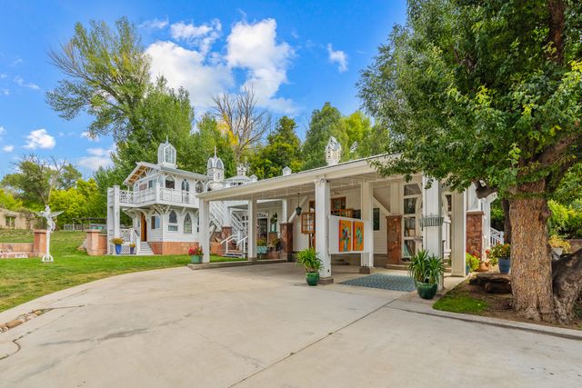 939 Kit Carson Road, Taos, NM 87571