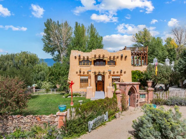 939 Kit Carson Road, Taos, NM 87571