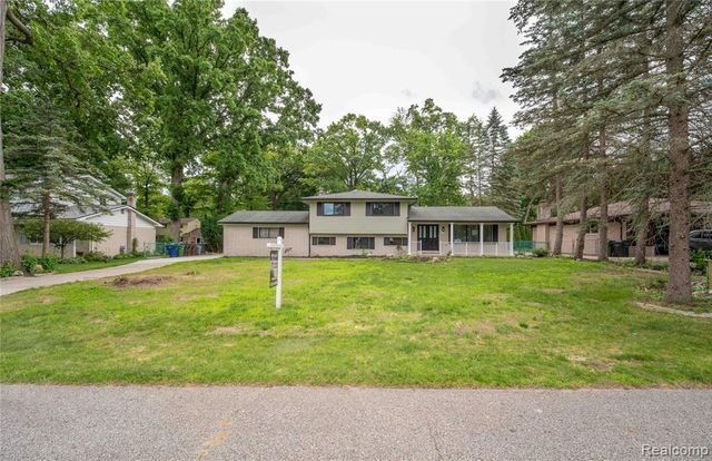 6742 Canterbury Court, Shelby Twp, MI 48316