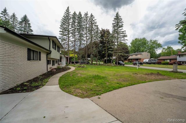 6742 Canterbury Court, Shelby Twp, MI 48316