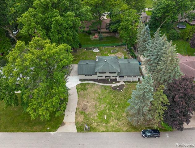 6742 Canterbury Court, Shelby Twp, MI 48316