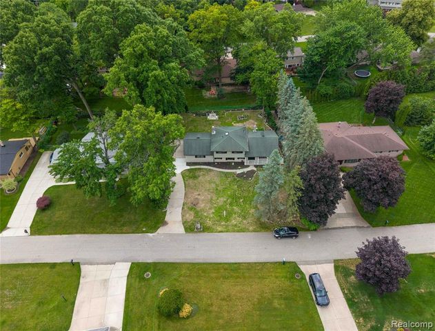 6742 Canterbury Court, Shelby Twp, MI 48316