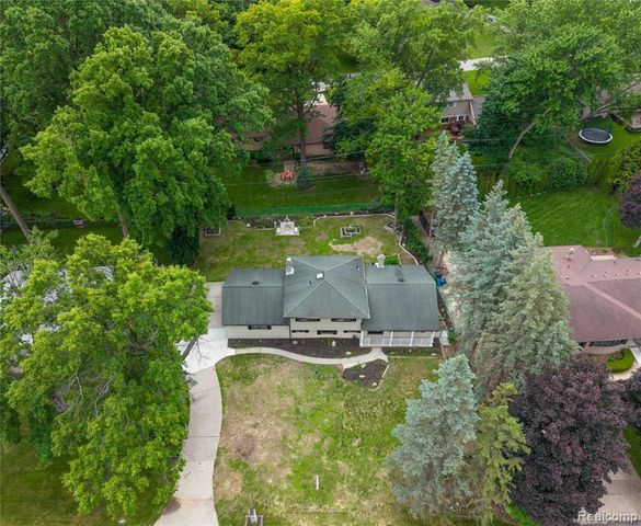 6742 Canterbury Court, Shelby Twp, MI 48316