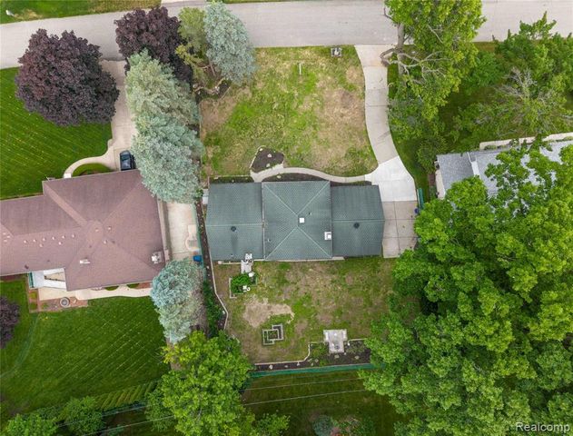 6742 Canterbury Court, Shelby Twp, MI 48316