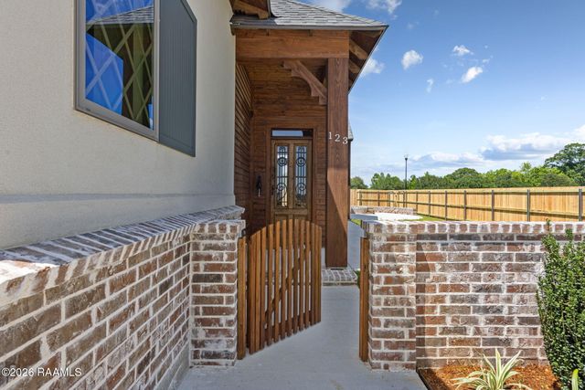 123 Summit Heights Drive, Youngsville, LA 70592