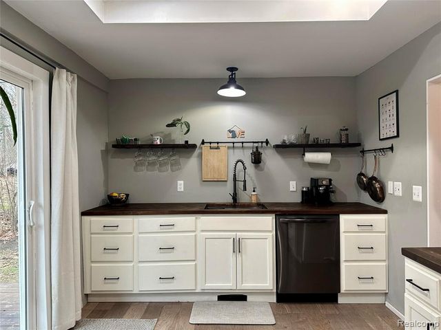 3584 Ashview Street, West Bloomfield, MI 48324