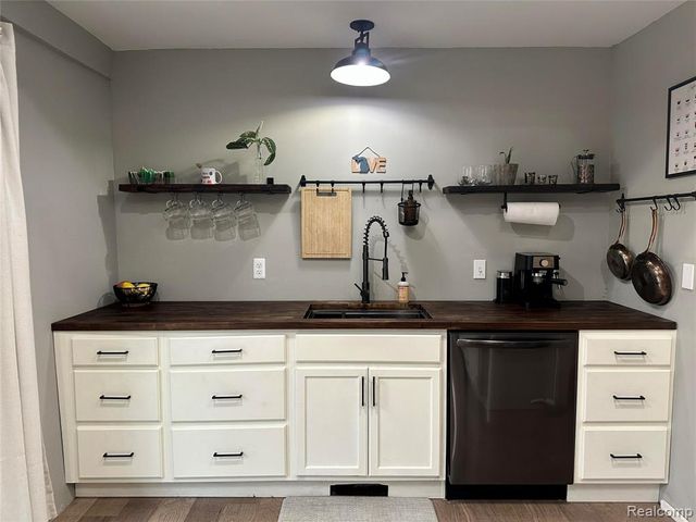 3584 Ashview Street, West Bloomfield, MI 48324