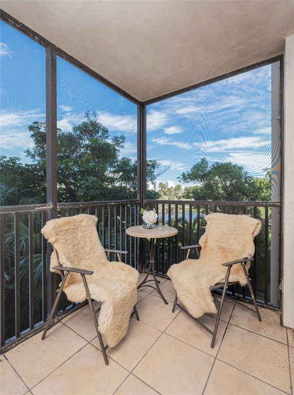 20379 W Country Club Drive 332, Aventura, FL 33180