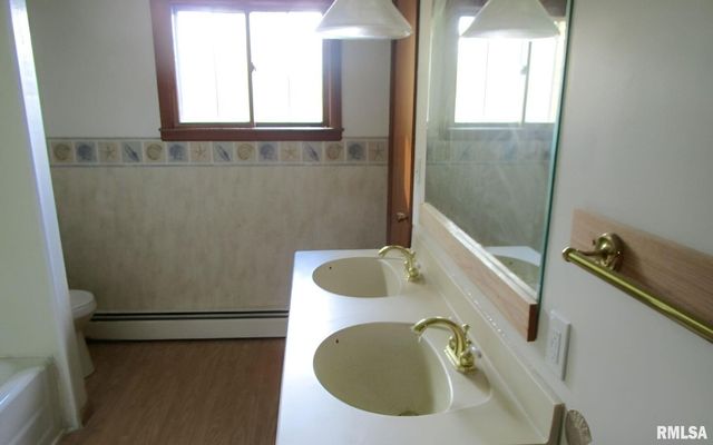 1118 N 13TH Street, Clinton, IA 52732