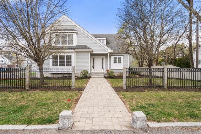 94 North St, Medfield, MA 02052
