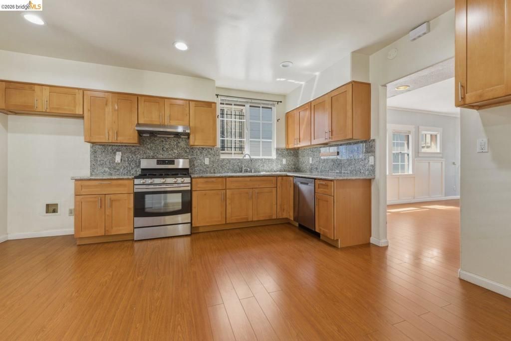 Image 19 of property listing at 340 Foothill Blvd, Oakland, CA 94606