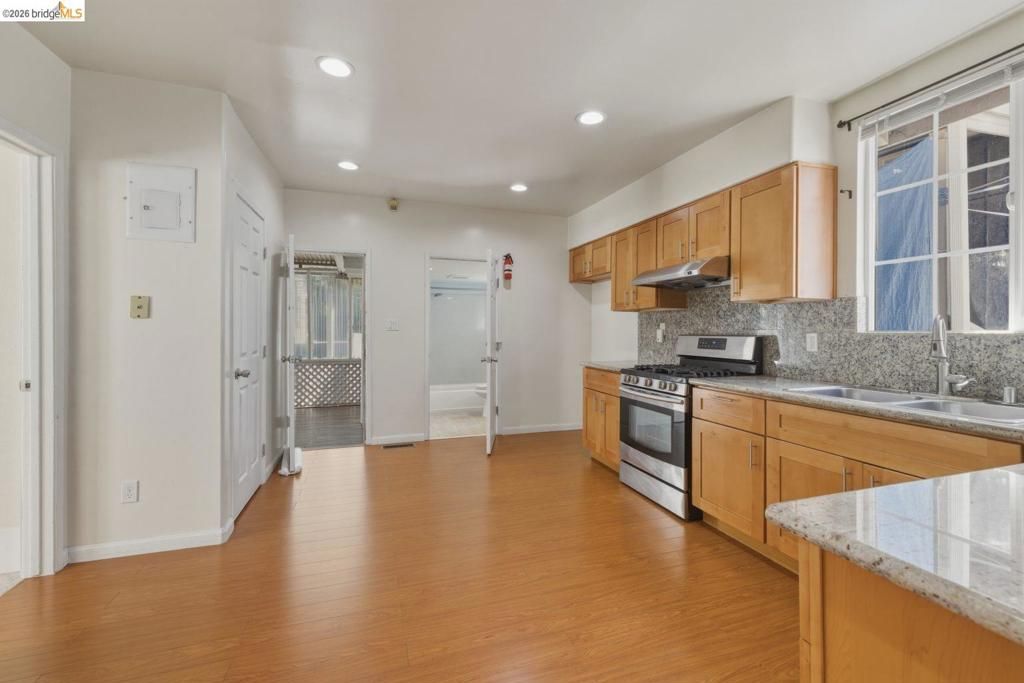 Image 22 of property listing at 340 Foothill Blvd, Oakland, CA 94606