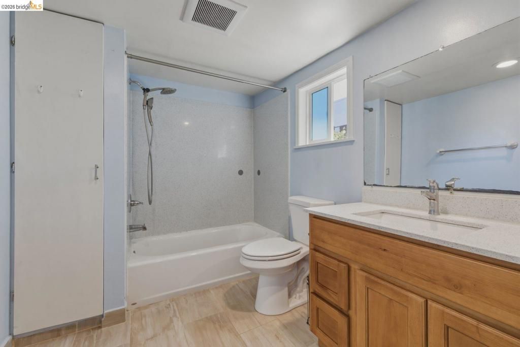 Image 25 of property listing at 340 Foothill Blvd, Oakland, CA 94606