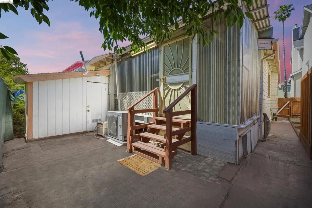 Image 31 of property listing at 340 Foothill Blvd, Oakland, CA 94606