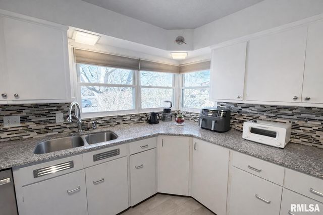 4036 N BROOKMONT Road, Peoria, IL 61614